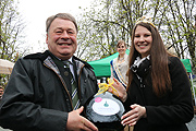 Landwirtschaftsminister  Helmut Brunner mit der der fränkischen Weinkönigin Christina Schneider (©Foto: Martin Schmitz)